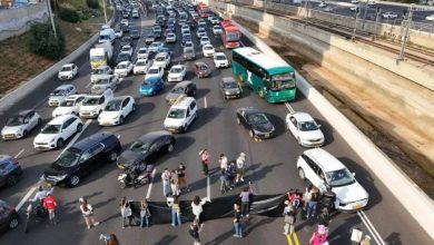 صورة للمطالبة بإطلاق ذويهم وإتمام الصفقة.. محتجون إسرائيليون يقطعون طرقاً رئيسية في تل أبيب  أخبار السعودية