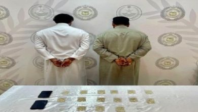 صورة القبض على شخصين بمنطقة الرياض لترويجهما 16 كيلوجرامًا من مادة الشبو