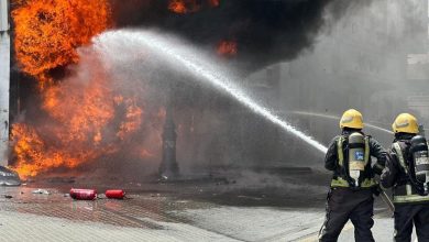 صورة الدفاع المدني بتبوك يخمد حريقًا في محلين تجاريين ولا إصابات