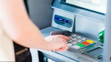 صورة امرأة تستخدم حيلة غير متوقعة لسحب أموال من ماكينة “ATM” (فيديو)