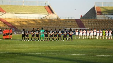 صورة لاعبو الزمالك وفاركو يقفون دقيقة حداد على علاء العطار ومشجعتي الأهلي
