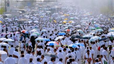 صورة حجاج بيت الله الحرام ينفرون من عرفات إلى مزدلفة