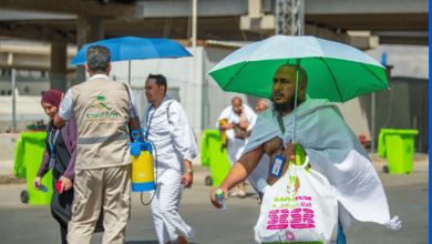 صورة وزارة الصحة تؤكد على الحجاج استخدام المظلات للوقاية من ضربات الشمس