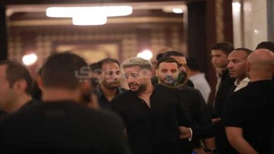 صورة بالصور.. محمد حماقي في عزاء والد أحمد صلاح حسني