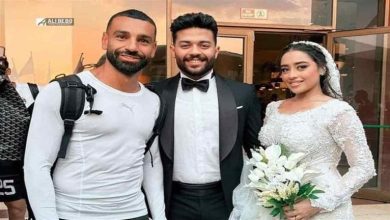 صورة “محمد صلاح قاسم مشترك”.. صدف احتفال لاعبي المنتخب مع عروسين بجلسات التصوير