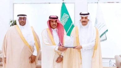 صورة محافظ حفر الباطن يكرِّم الجهات المشاركة بحملة محو الأمية  أخبار السعودية