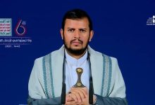 صورة الحوثي يتمسك بنصرة غزة والانتقام رغم اغتيال وزراء بحكومته