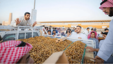 صورة تجارة التمور تستهوي الشباب وسط كرنفال بريدة