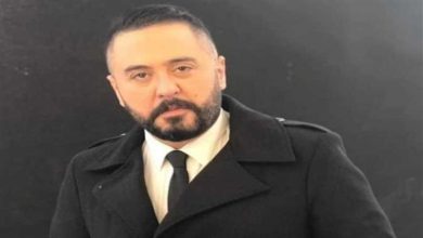 صورة عمرو عبد العزيز يحمل أسد على ذراعه.. ويعلق: “أقل حاجة عندي”