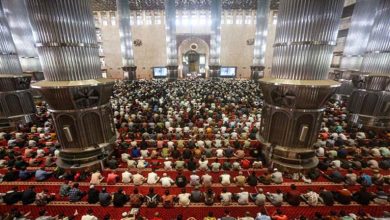 صورة ‏بالصور| أول ‎خطيب عربي منذ 50 عاماً.. الحذيفي يعتلي منبر ‎جامع الاستقلال بإندونيسيا