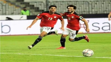 صورة “الجولدن بوي”.. محمد صلاح يداعب عمر مرموش في تدريبات منتخب مصر (فيديو)