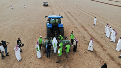 صورة نثر بذور النباتات الرعوية والأشجار البرية بمرعى حمى الملك عبدالعزيز بالحناكية