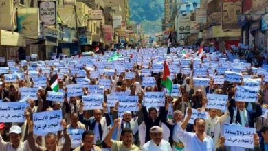 صورة حشود هادرة بمحافظة تعز تنديدا بجرائم الابادة والتهجير بقطاع غزة