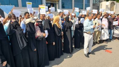 صورة وقفة احتجاجية أمام قصر معاشيق في عدن لملتقى الموظفين النازحين ترفع 6 مطالب