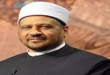 صورة مجدي عاشور يوضح الوضع الصحيح للكرسي في الصف أثناء صلاة الجماعة.. يتساوى بالكتف أم القدم؟