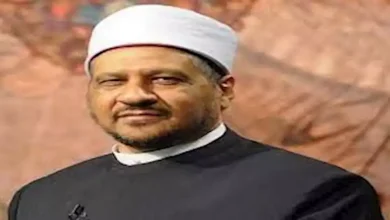 صورة مجدي عاشور يوضح الوضع الصحيح للكرسي في الصف أثناء صلاة الجماعة.. يتساوى بالكتف أم القدم؟