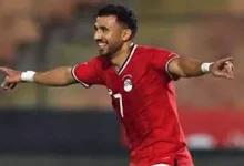 صورة في معسكر مصر.. تريزيجيه يُهدي لاعب الزمالك قميص طرابزون (صورة)