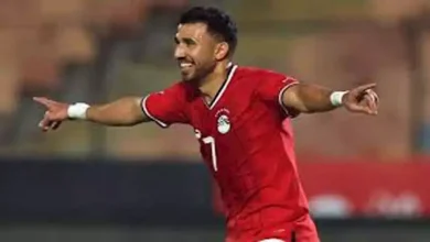 صورة في معسكر مصر.. تريزيجيه يُهدي لاعب الزمالك قميص طرابزون (صورة)