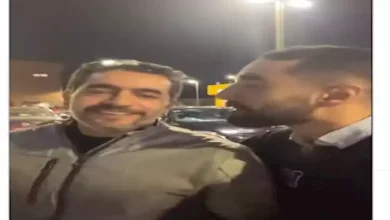 صورة “هات بوسة”.. موقف طريف يجمع بين هاني سلامة وأحد معجبيه (فيديو)