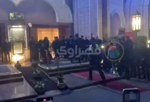 صورة “أول الحاضرين”.. تامر حسني يقدم واجب العزاء في الراحل محمد رحيم