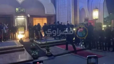 صورة “أول الحاضرين”.. تامر حسني يقدم واجب العزاء في الراحل محمد رحيم