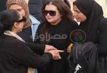 صورة بالصور.. انهيار زوجة حمادة هلال أثناء تشييع جثمان والدها