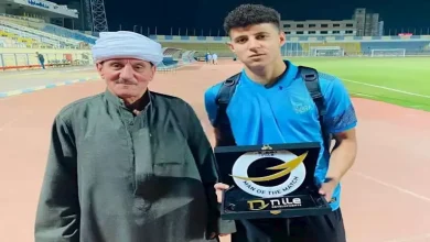 صورة “احتفل مع والده بجائزة الأفضل”.. من هو نادر فرج لاعب الإسماعيلي؟