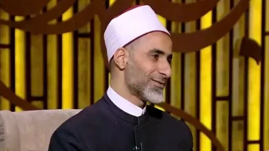 صورة داعية إسلامي: النبي حذرنا  وهذه طريقة التخلص منه فى الصلاة