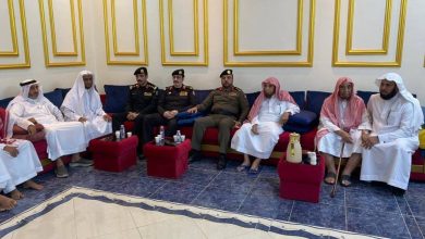 صورة مدير شرطة جازان وعدد من القيادات الأمنية يقدمون واجب العزاء في الرقيب شماخي  أخبار السعودية