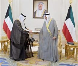 صورة سمو ولي العهد يتسلم الدعوة الموجهة لسمو الأمير من خادم الحرمين