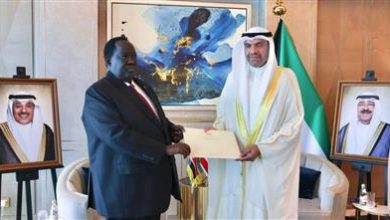 صورة سمو أمير البلاد يتسلم رسالة خطية من رئيس جنوب السودان تسلمها وزير الخارجية