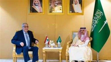صورة وزير الخارجية السعودي يبحث مع نظيره اللبناني المستجدات على الساحة اللبنانية