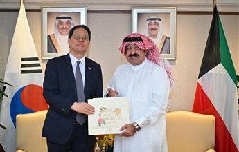 صورة رئيس اتحاد الكرة يبحث مع السفير الكوري الأمور التنظيمية للمباراة الكويت وكوريا