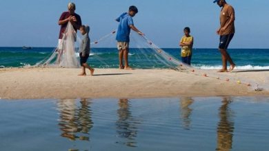 صورة “مهنة الموت”.. أحلام صيّادي غزة تقتلها صواريخ “إسرائيل”