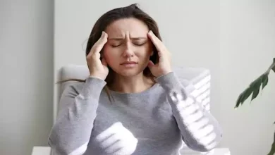 صورة ما أسباب وأعراض الصداع في جانب واحد من الرأس؟