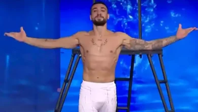 صورة بعد تقديمه عرض خرافي.. متسابق يفوز بالباز الذهبي ويتأهل إلى نهائيات “Arabs Got Talent”