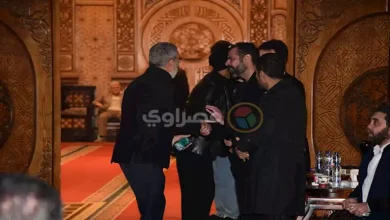 صورة مدحت العدل يواسي نجل الحلفاوي من عزائه في مسجد الشرطة