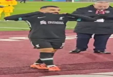 صورة محمد صلاح يهدي قميصه لنجم الزمالك الأسبق (صور)