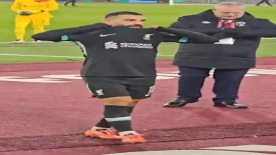 صورة محمد صلاح يهدي قميصه لنجم الزمالك الأسبق (صور)