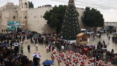 صورة | مستوطنون يحاولون الاعتداء على زينة أعياد الميلاد في القدس