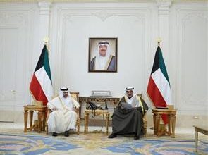 صورة سمو ولي العهد يتسلم دعوة من رئيس الوزراء القطري للمشاركة في منتدى الدوحة بدورته الـ22
