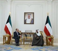 صورة سمو ولي العهد يستقبل مسؤولي شركة بلاك روك