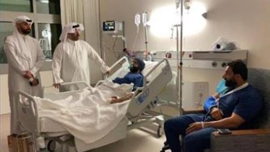 صورة اللواء الرومي يقوم بزيارة رجلي إطفاء أصيبا في التعامل مع حريق منزل بمنطقة العدان