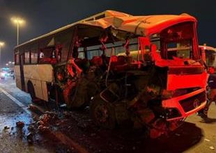 صورة «الإطفاء»: حالتي وفاة في حادث تصادم بين نساف رمل وباص