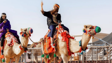 صورة "تجربة ركوب الإبل" تأخذ زوار مهرجان الملك عبدالعزيز في رحلة عبر الزمن