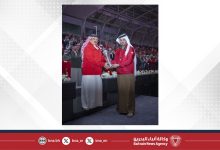 صورة جلالة الملك المعظم يستقبل المنتخب الوطني لكرة القدم بمناسبة تتويجه بلقب بطولة كأس الخليج العربي الـ26