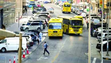 صورة سائقون يتجاهلون إشارة «قف».. وقائدو حافلات مدرسية يعرقلون المرور