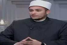 صورة داعية إسلامي يوضح معاني وأسرار الصلاة المشيشية وفوائدها الروحية