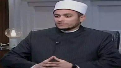 صورة داعية إسلامي يوضح معاني وأسرار الصلاة المشيشية وفوائدها الروحية