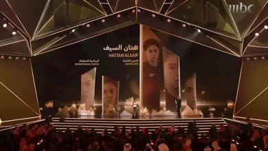 صورة حافية القدمين “كعب الجزمة اتكسر”.. فائزة تثير الجدل في حفل “Joy Awards”